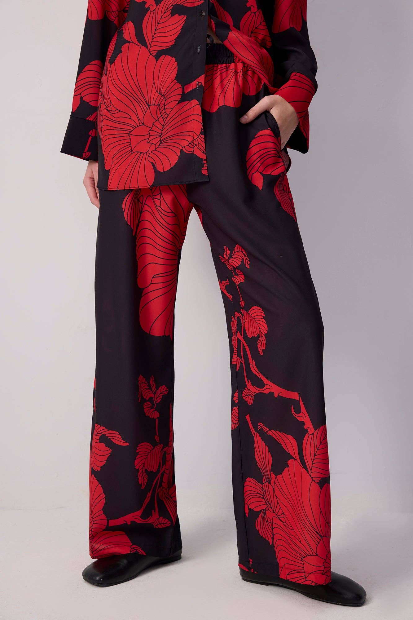 Set camicia e pantaloni palazzo a fiori rossi