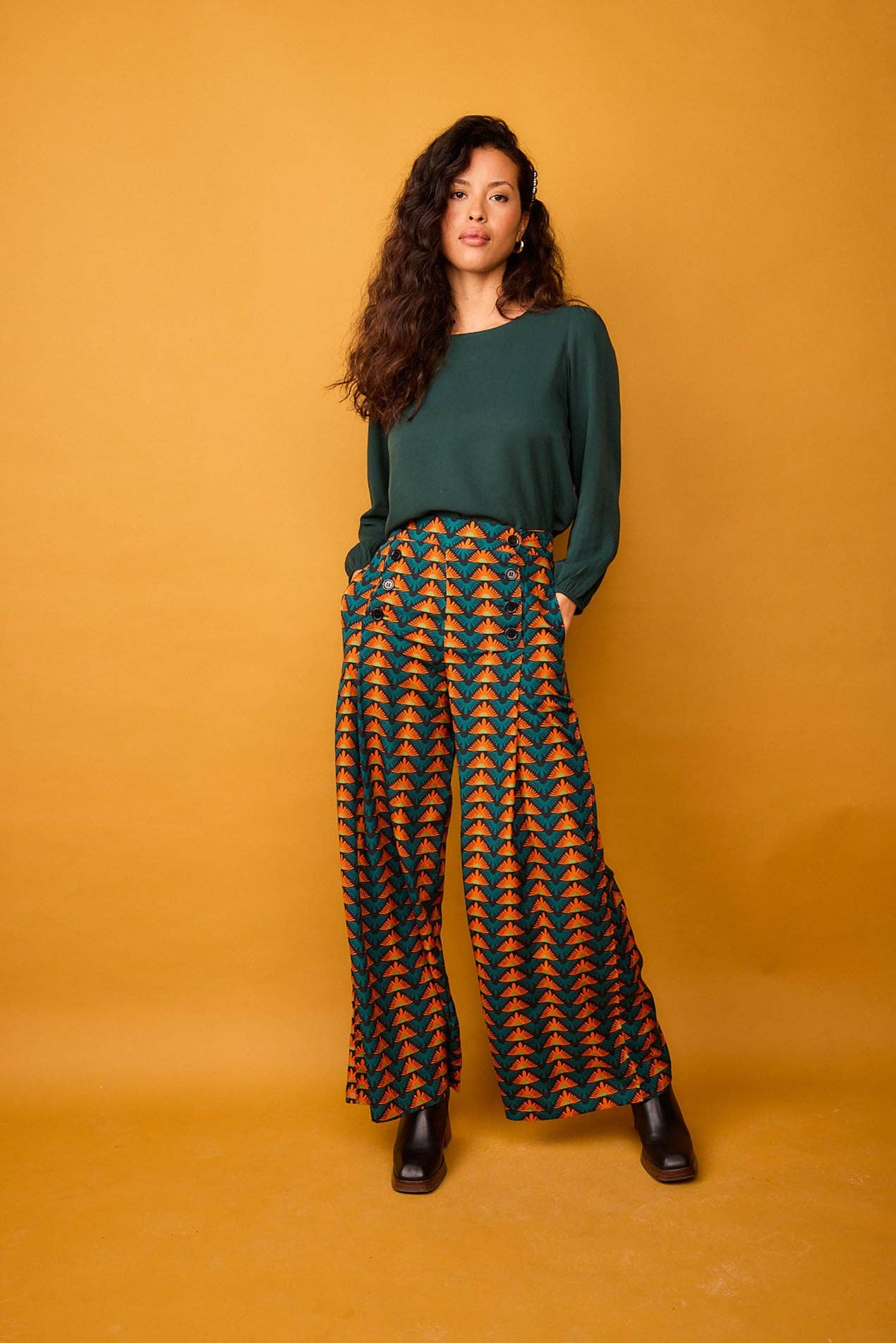 Pantaloni a palazzo Nenufar fantasia triangoli verdi