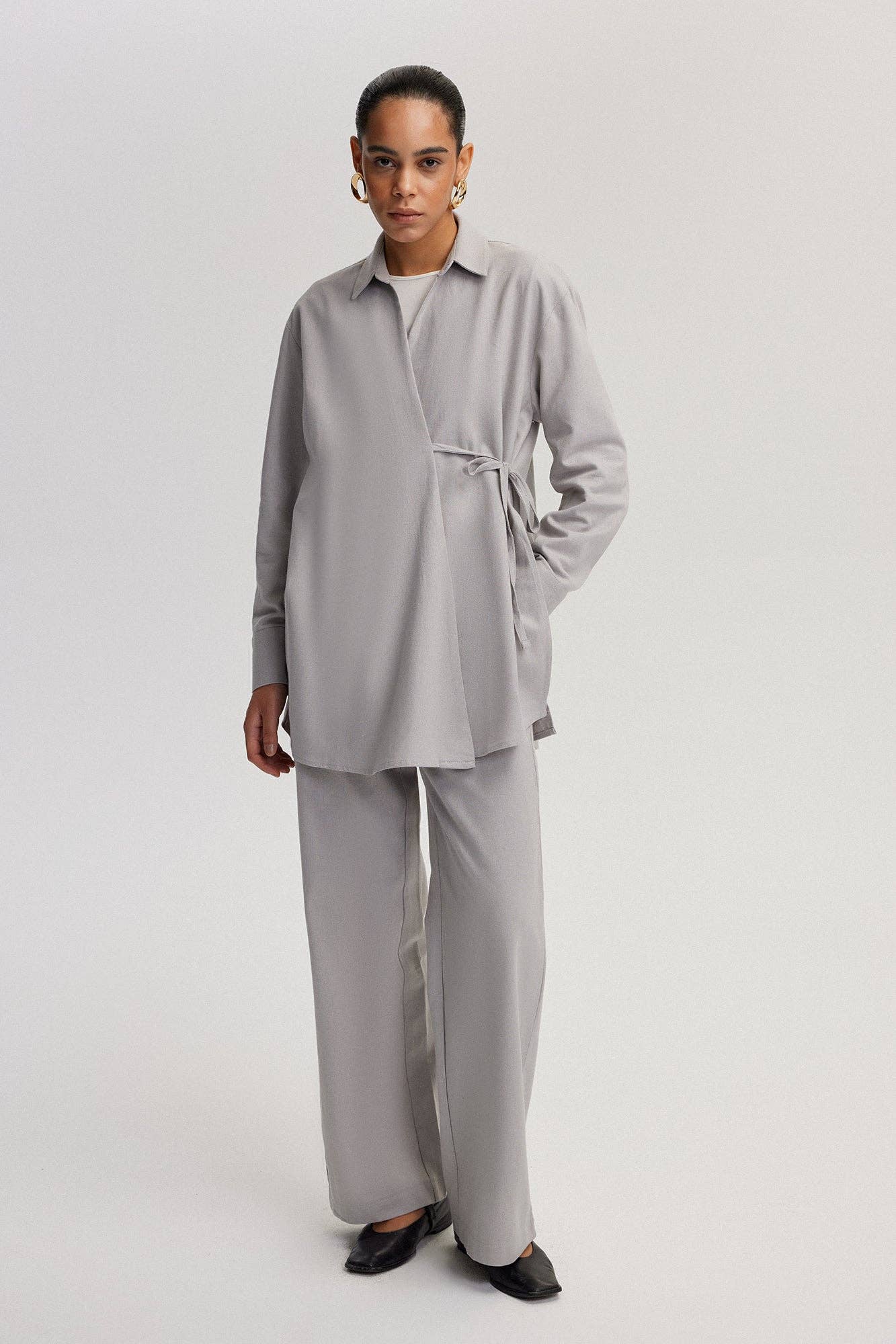 Completo pantaloni e camicia kimono con laccetti incrociati