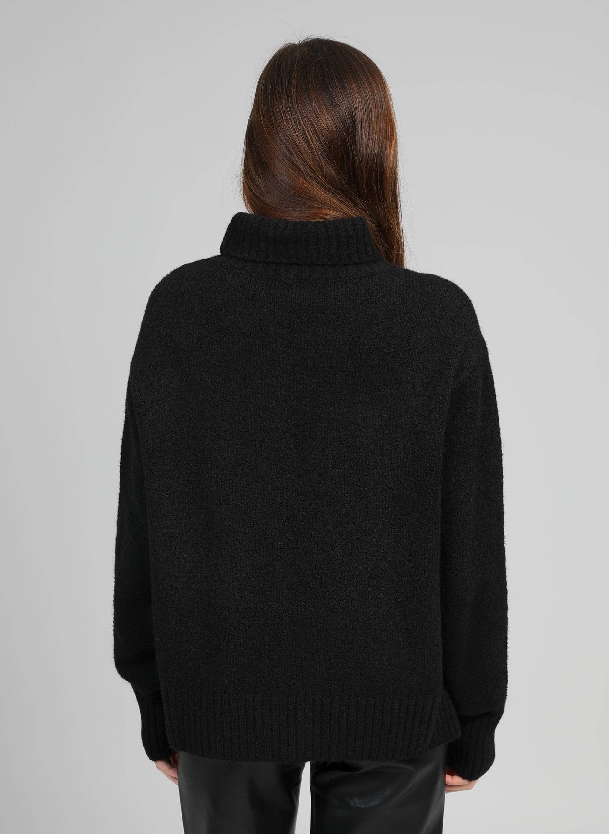 Maglione dolcevita nero morbido
