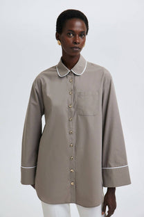 Camicia con colletto baby e polsini larghi