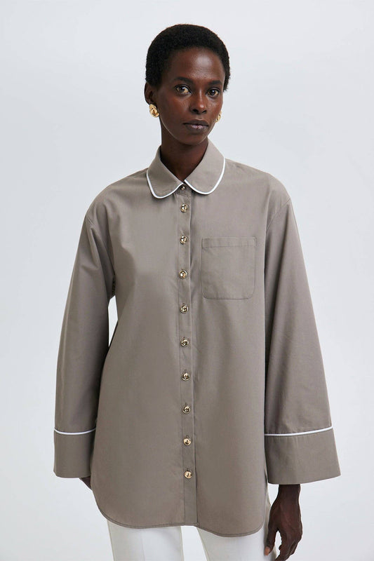Camicia con colletto baby e polsini larghi