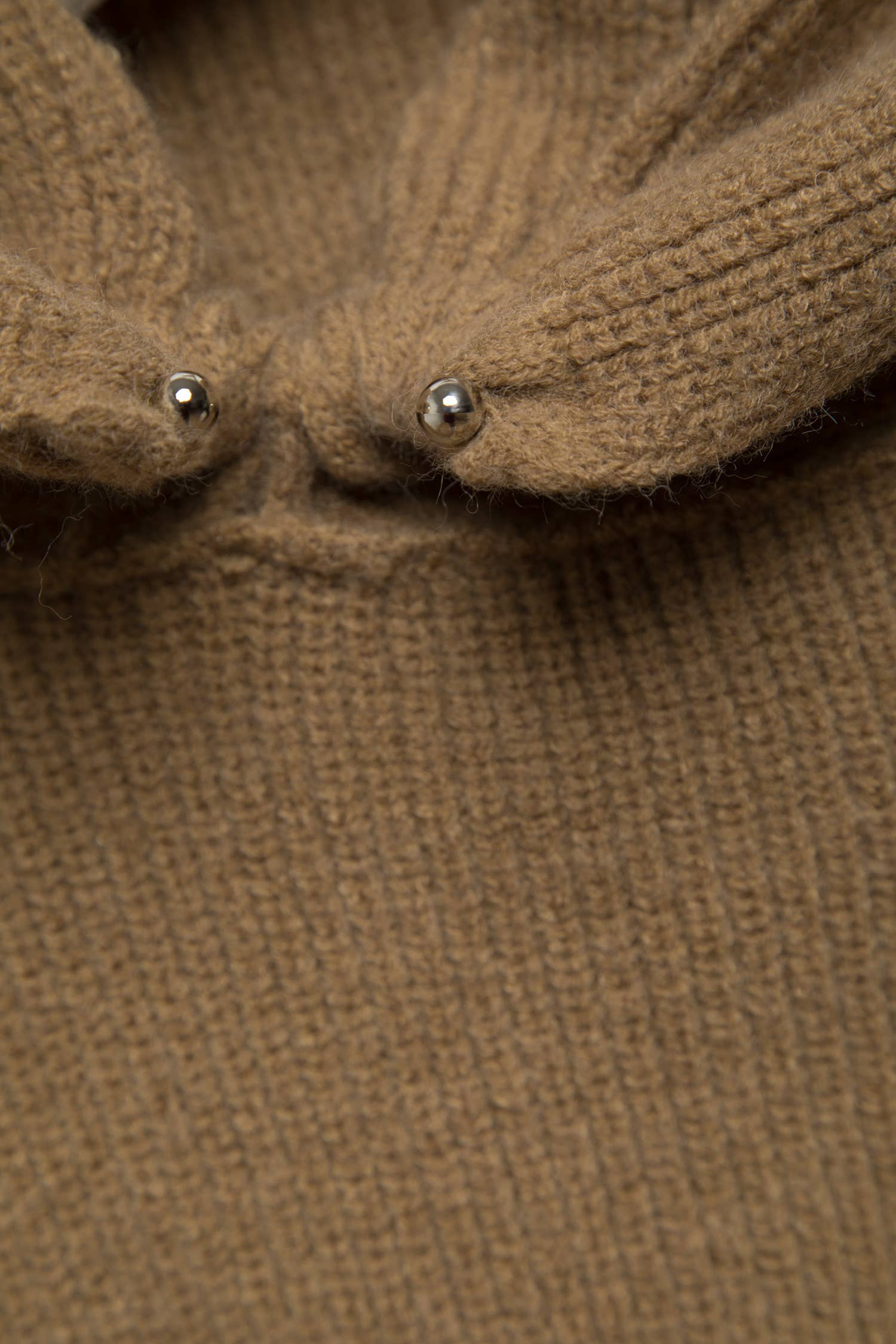 Maglione in maglia con cappuccio e scollo off-shoulder