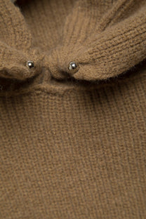 Maglione in maglia con cappuccio e scollo off-shoulder