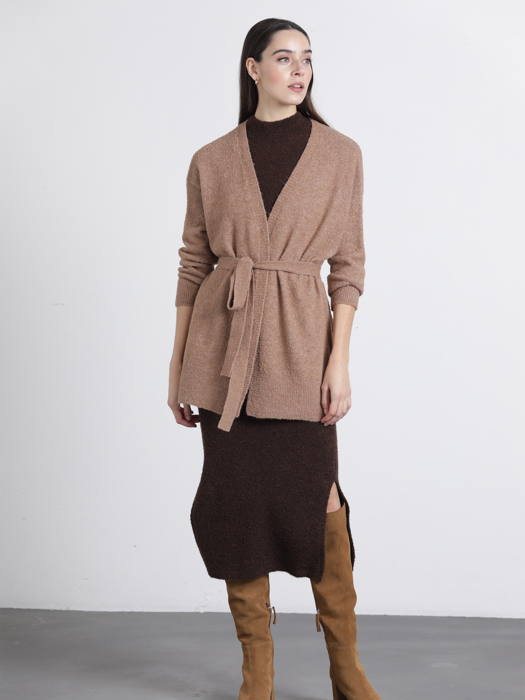 Cardigan con cintura da donna in maglia effetto bouclé