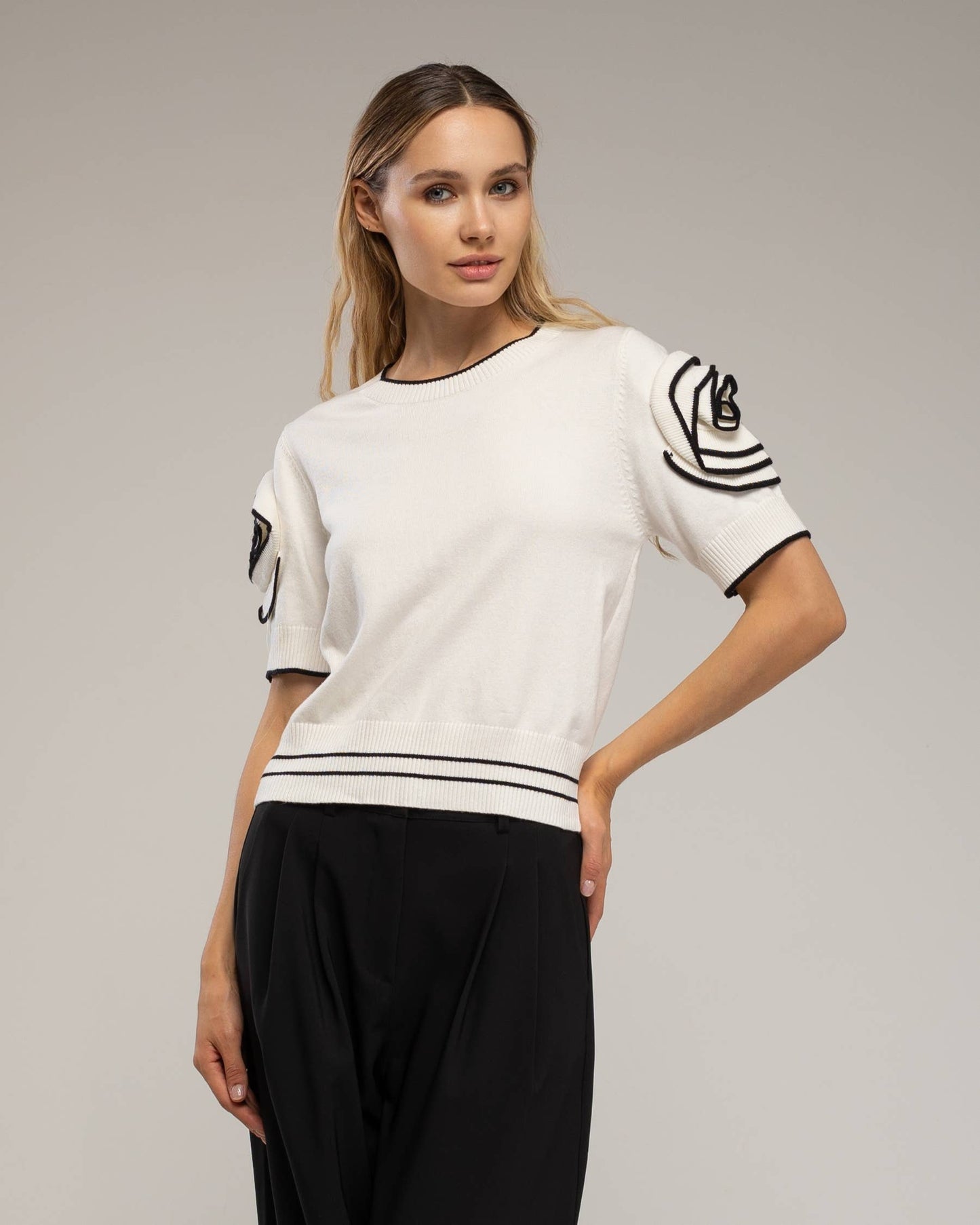 Maglia in cotone a righe con schiena aperta e fiocchi