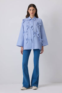 Camicia oversize in popeline di cotone a righe con fiocchi decorativi