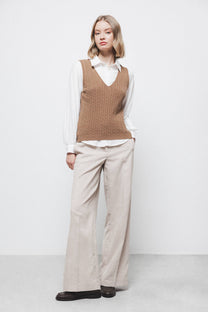Gilet in maglia strutturata a trecce con scollo a V