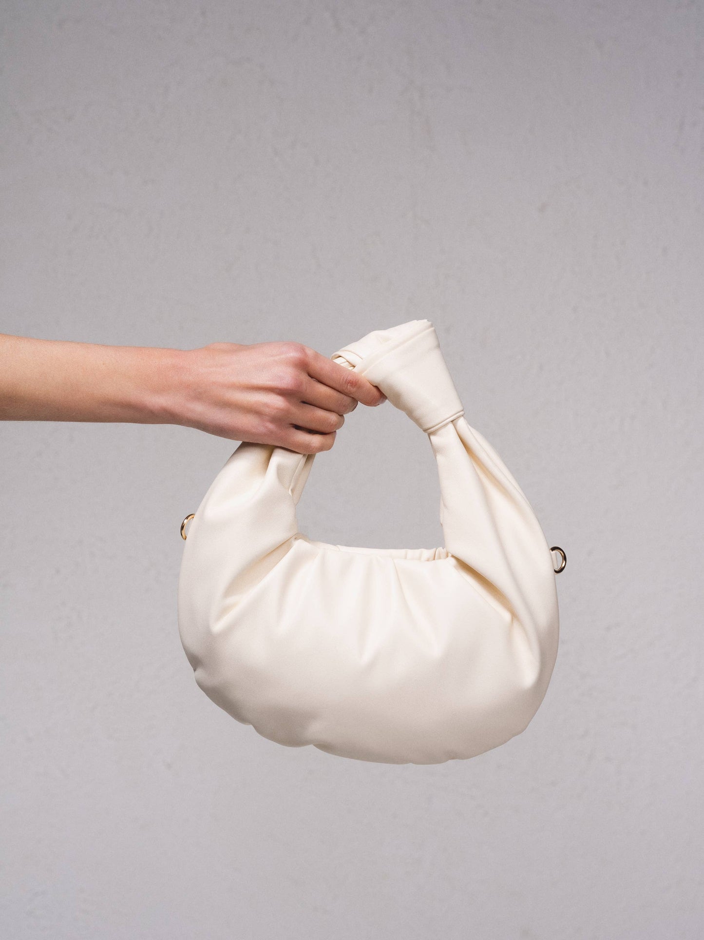 Borsa hobo con nodo e tracolla rimovibile