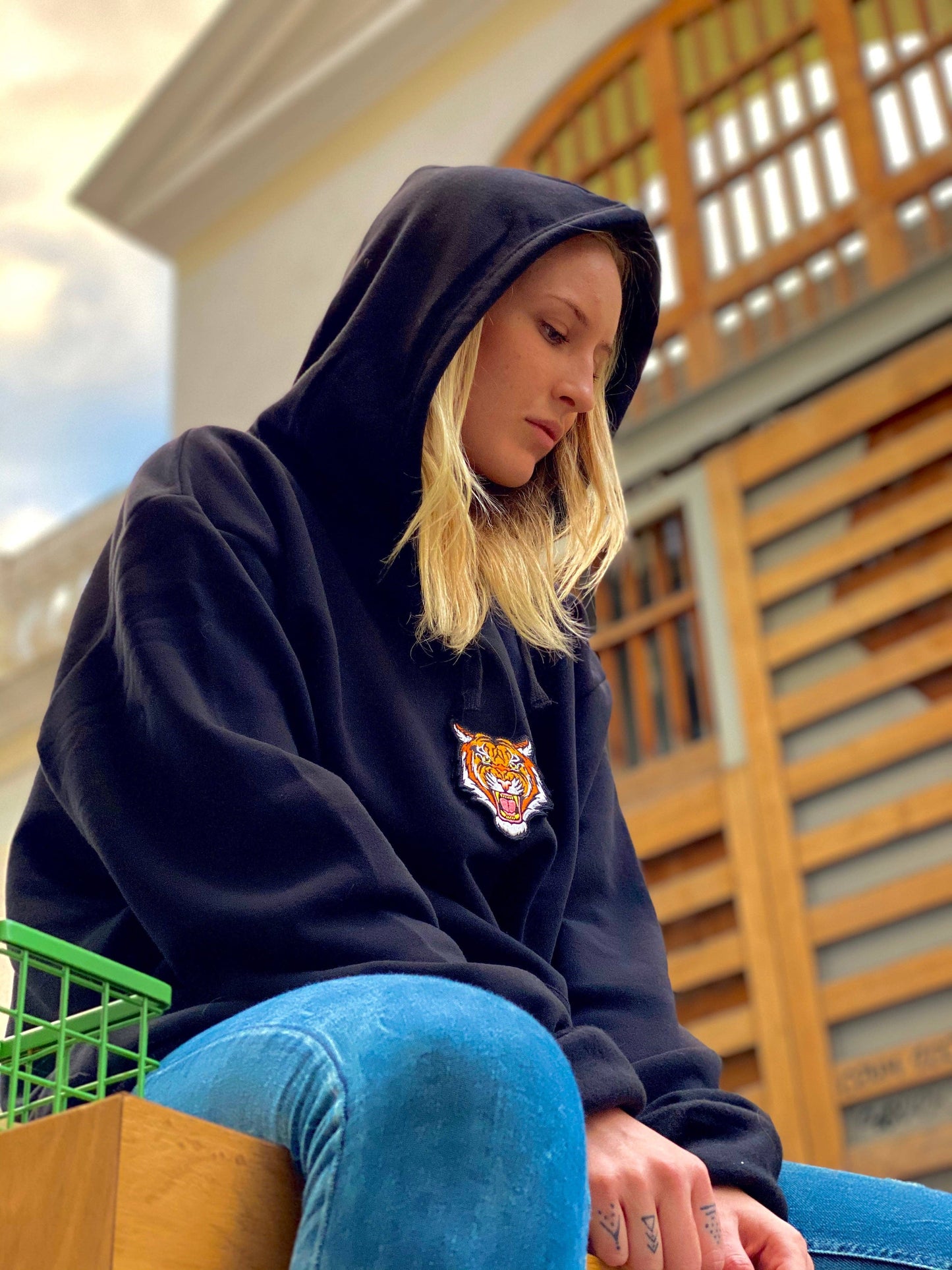 Felpa nera oversize unisex con ricamo tigre