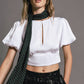 Top crop bianco con maniche a palloncino e cut-out