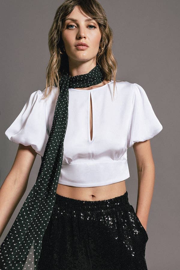 Top crop bianco con maniche a palloncino e cut-out