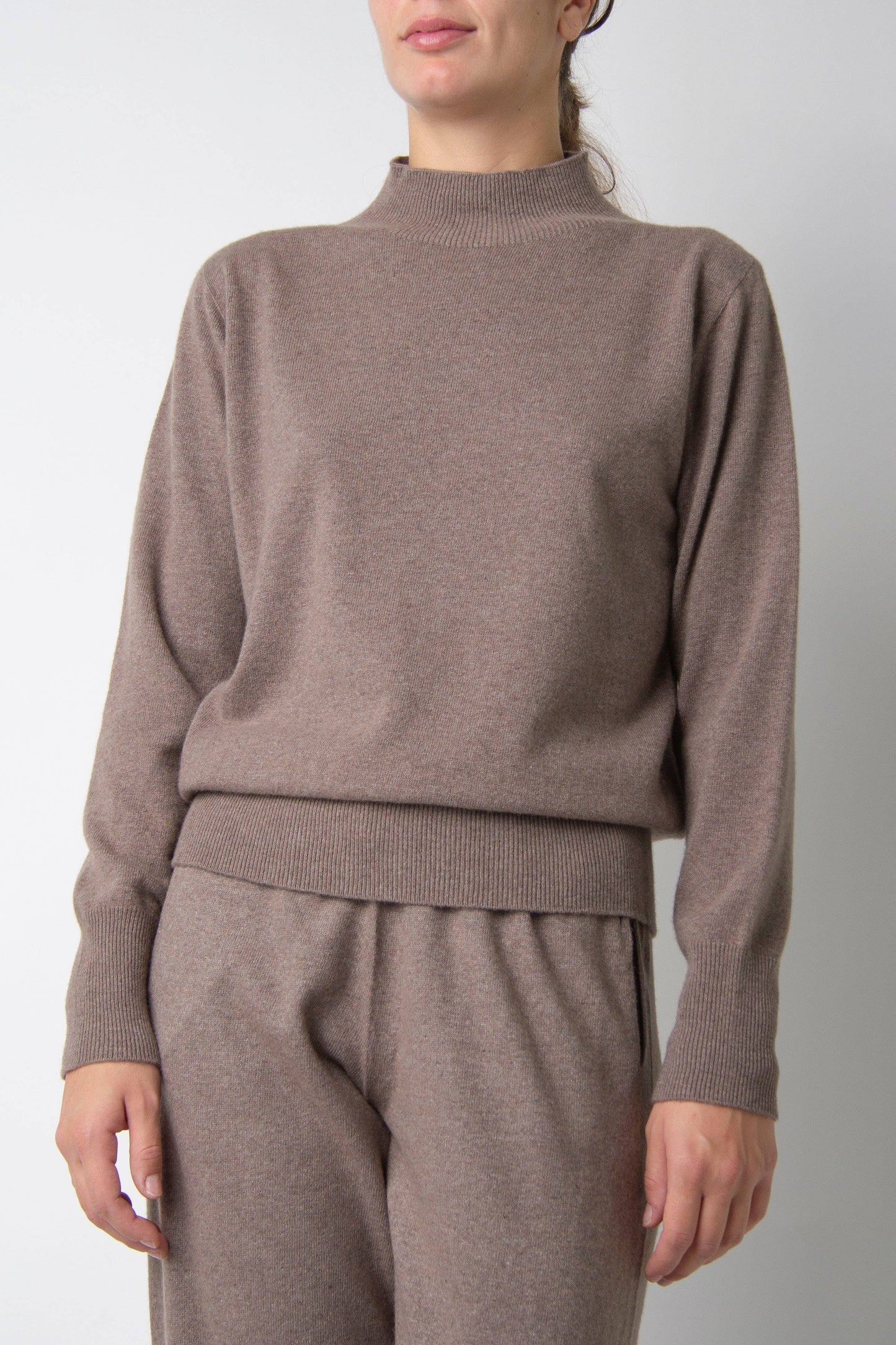 Maglia dolcevita in misto cashmere con lavorazione 3D