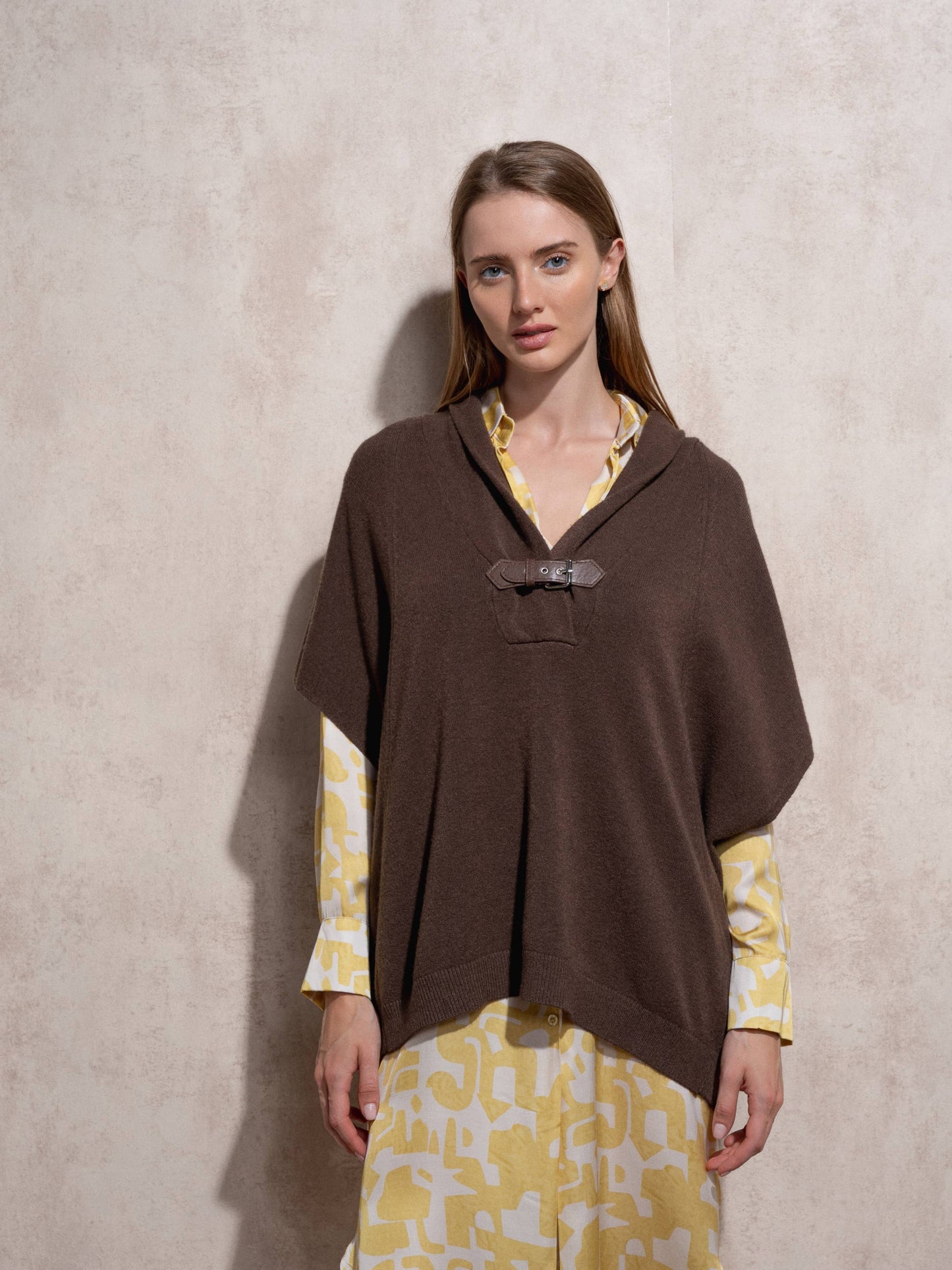 Cappa in maglia con fibbia decorativa