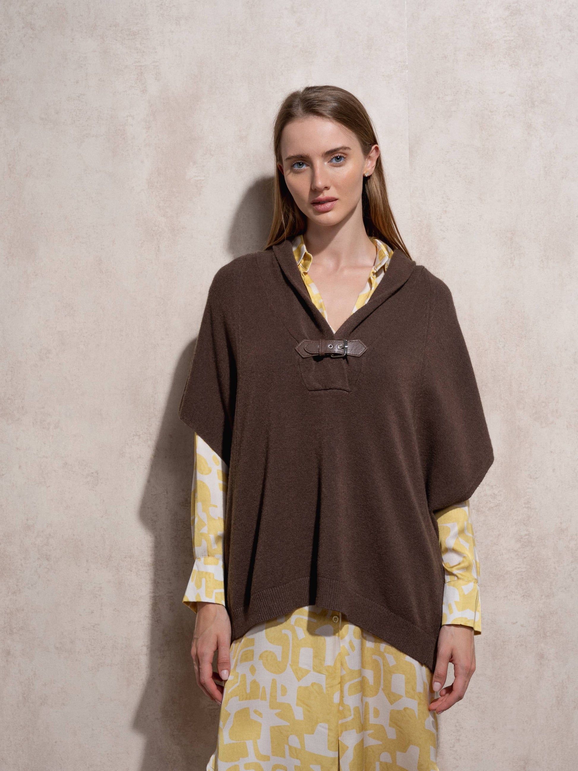Cappa in maglia con fibbia decorativa