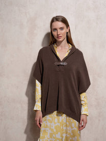 Cappa in maglia con fibbia decorativa