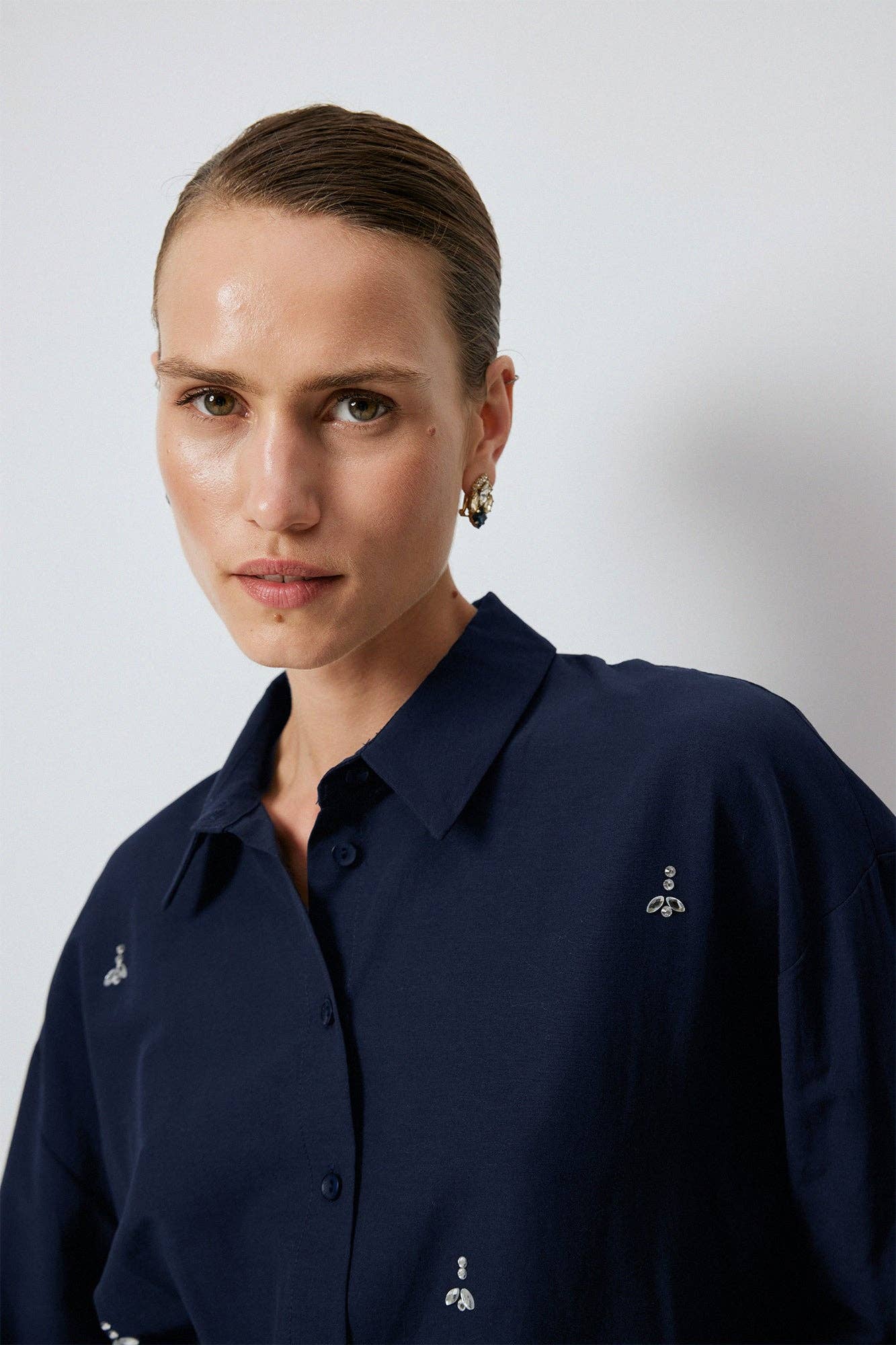 Camicia ricamata con applicazioni gioiello blu navy