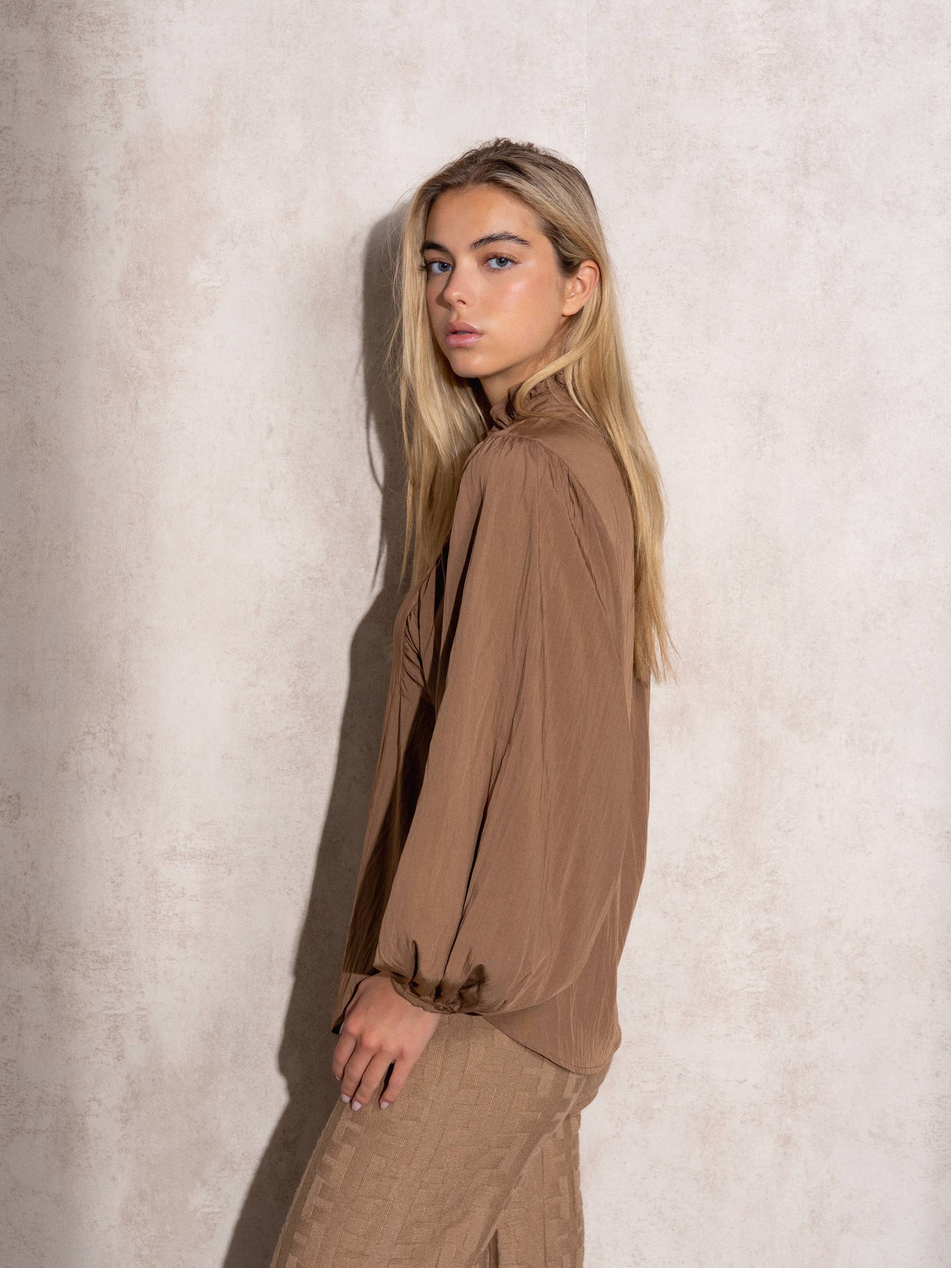 Blusa con maniche a palloncino e collo arricciato