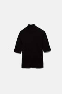 Maglione a maglia rasata con maniche a tre quarti e collo alto