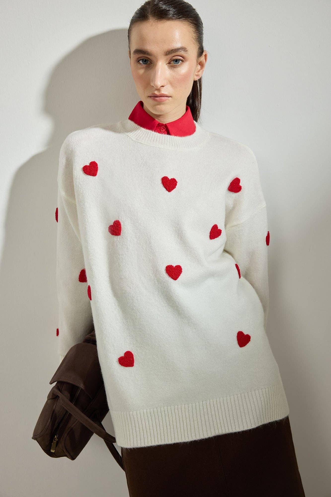 Maglione in maglia ecru con cuori ricamati