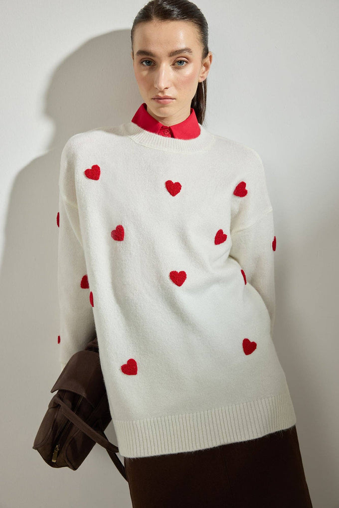 Maglione in maglia ecru con cuori ricamati