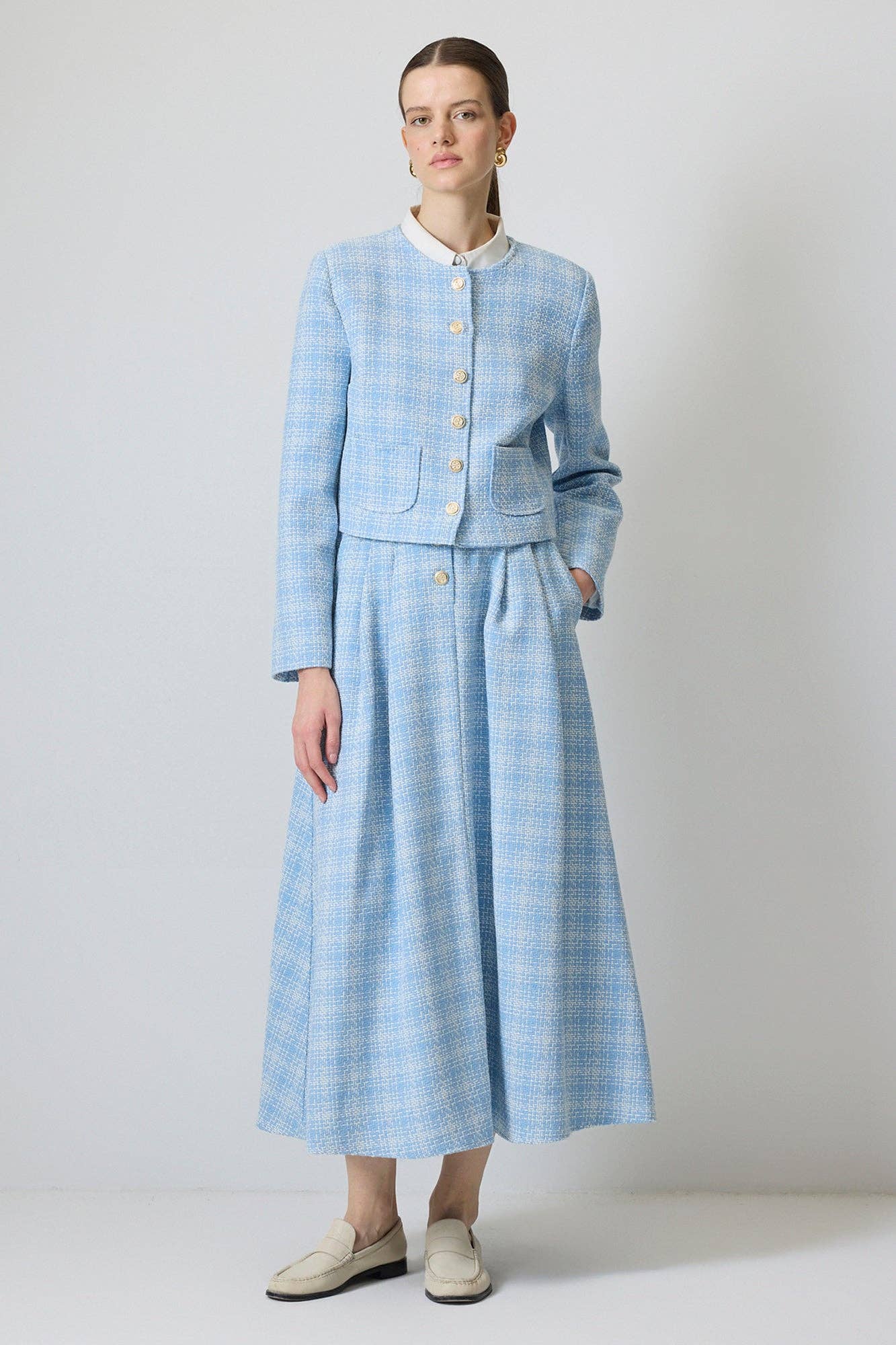 Completo in tweed di cotone con giacca corta e gonna midi