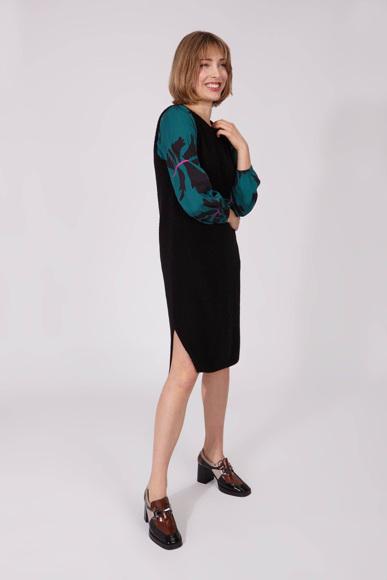 Abito midi nero in maglia con spacchi laterali