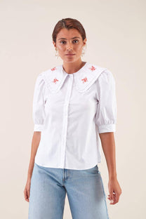 Camicia bianca ricamata con maxi colletto