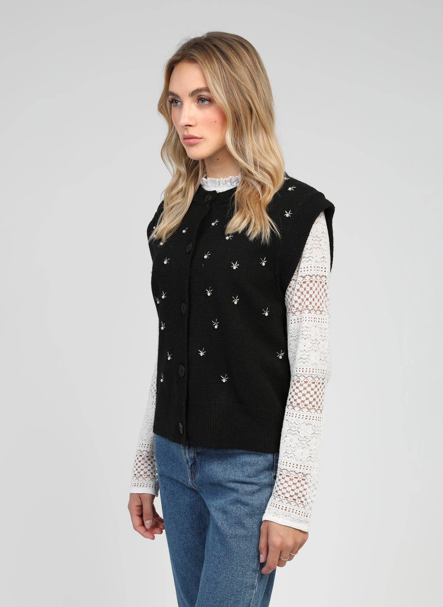 Cardigan smanicato Nolwen nero con ricamo di perle
