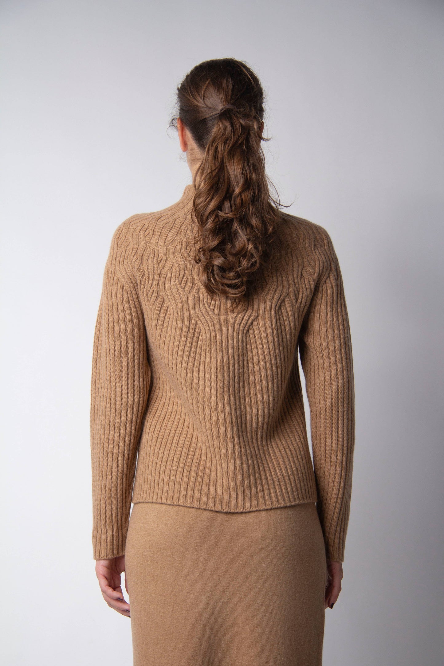 Maglione a collo alto in misto cashmere con trecce 3D