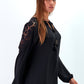 Blusa nera con inserti in pizzo e laccio al collo