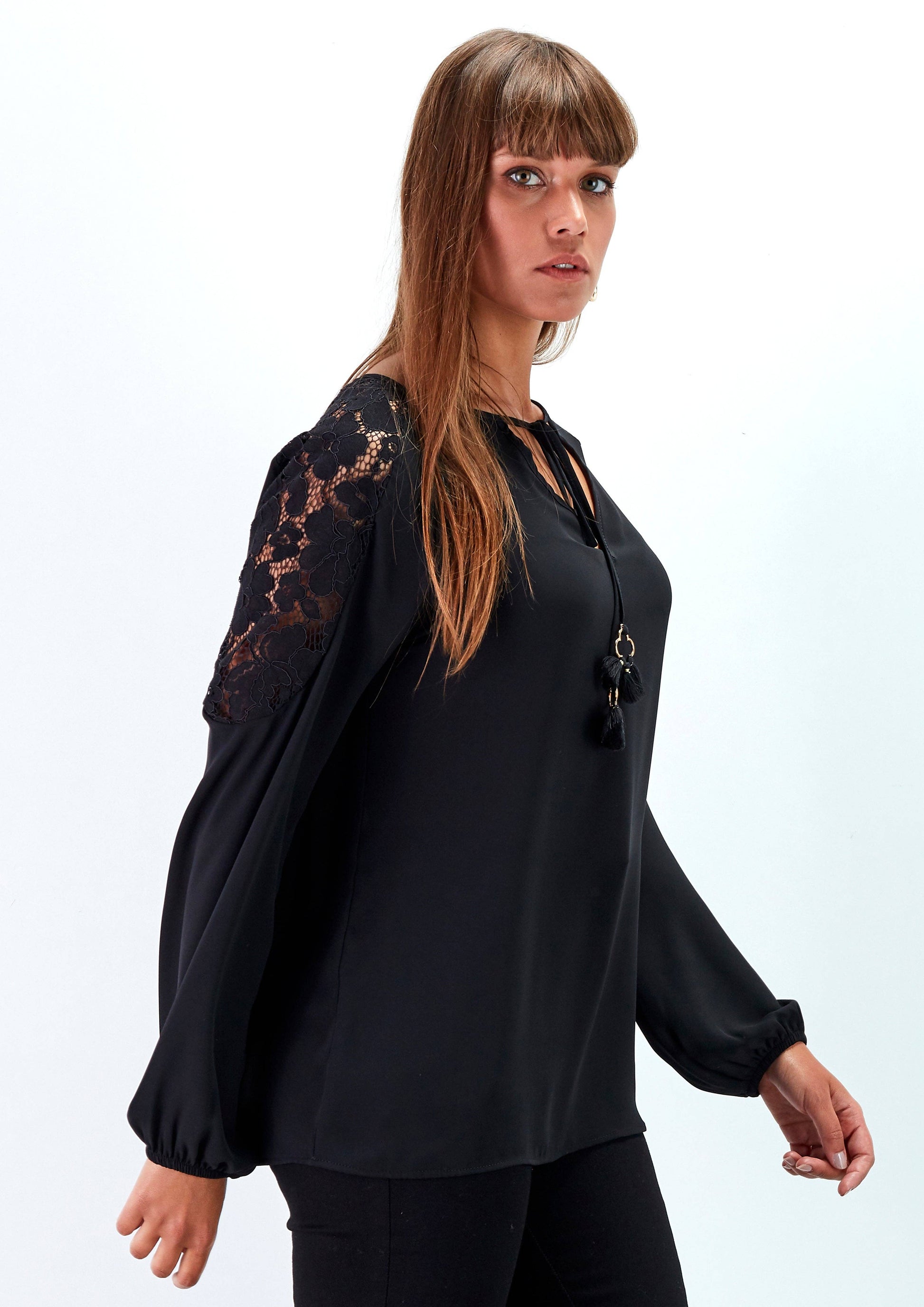 Blusa nera con inserti in pizzo e laccio al collo