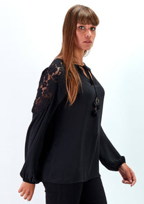Blusa nera con inserti in pizzo e laccio al collo