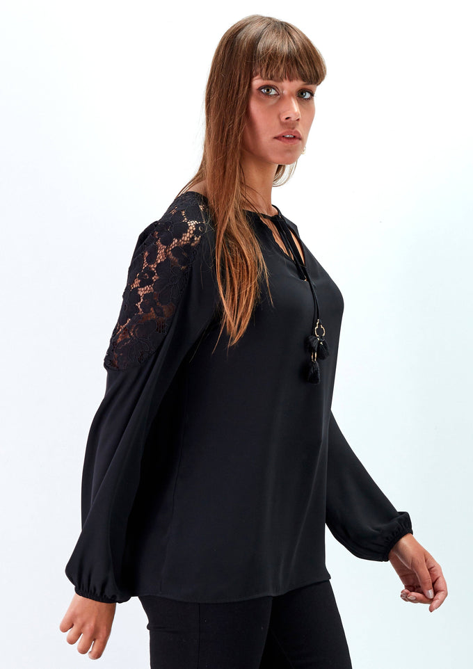 Blusa nera con inserti in pizzo e laccio al collo