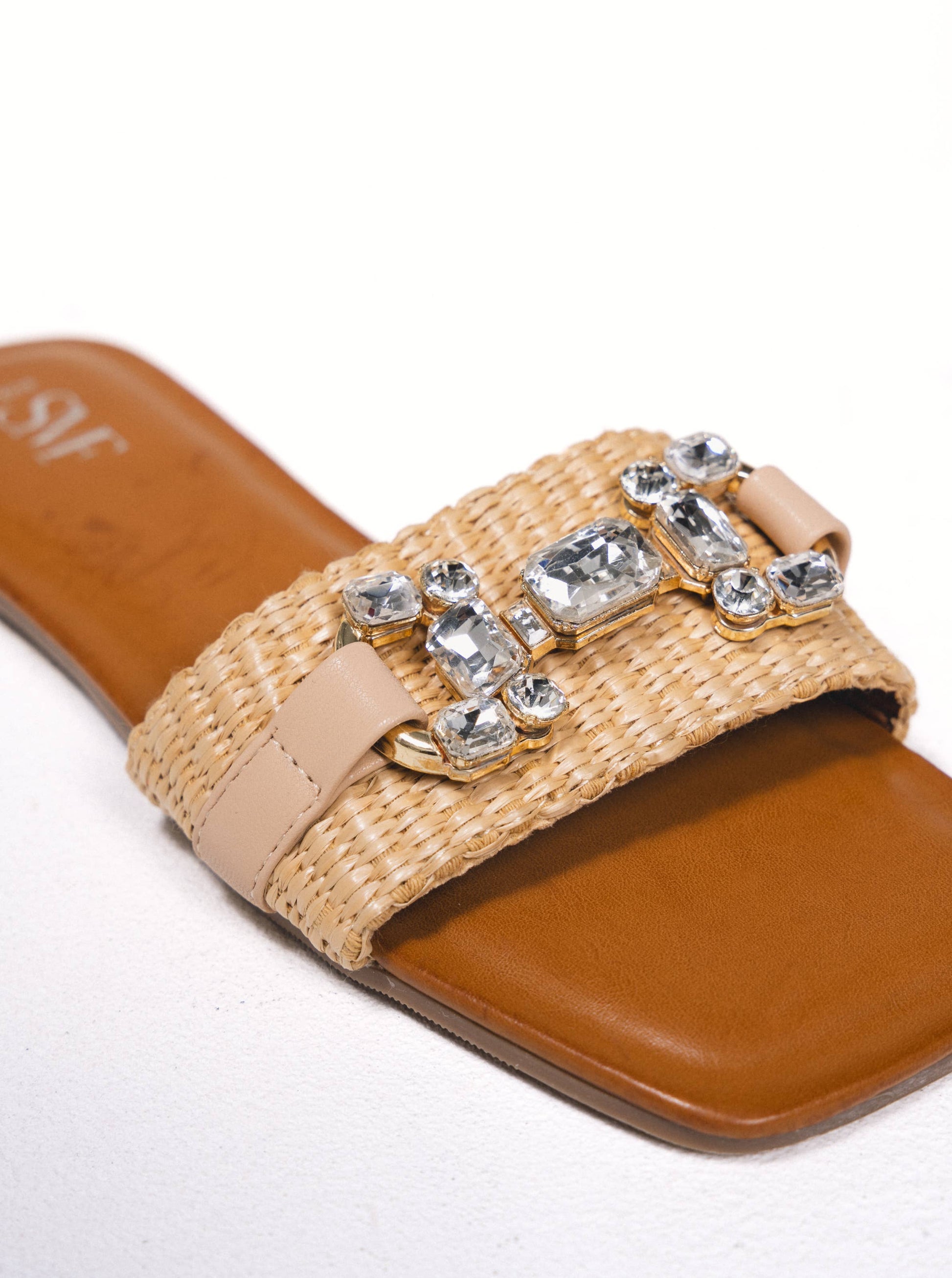 Sandali bassi in rafia con pietre brillanti