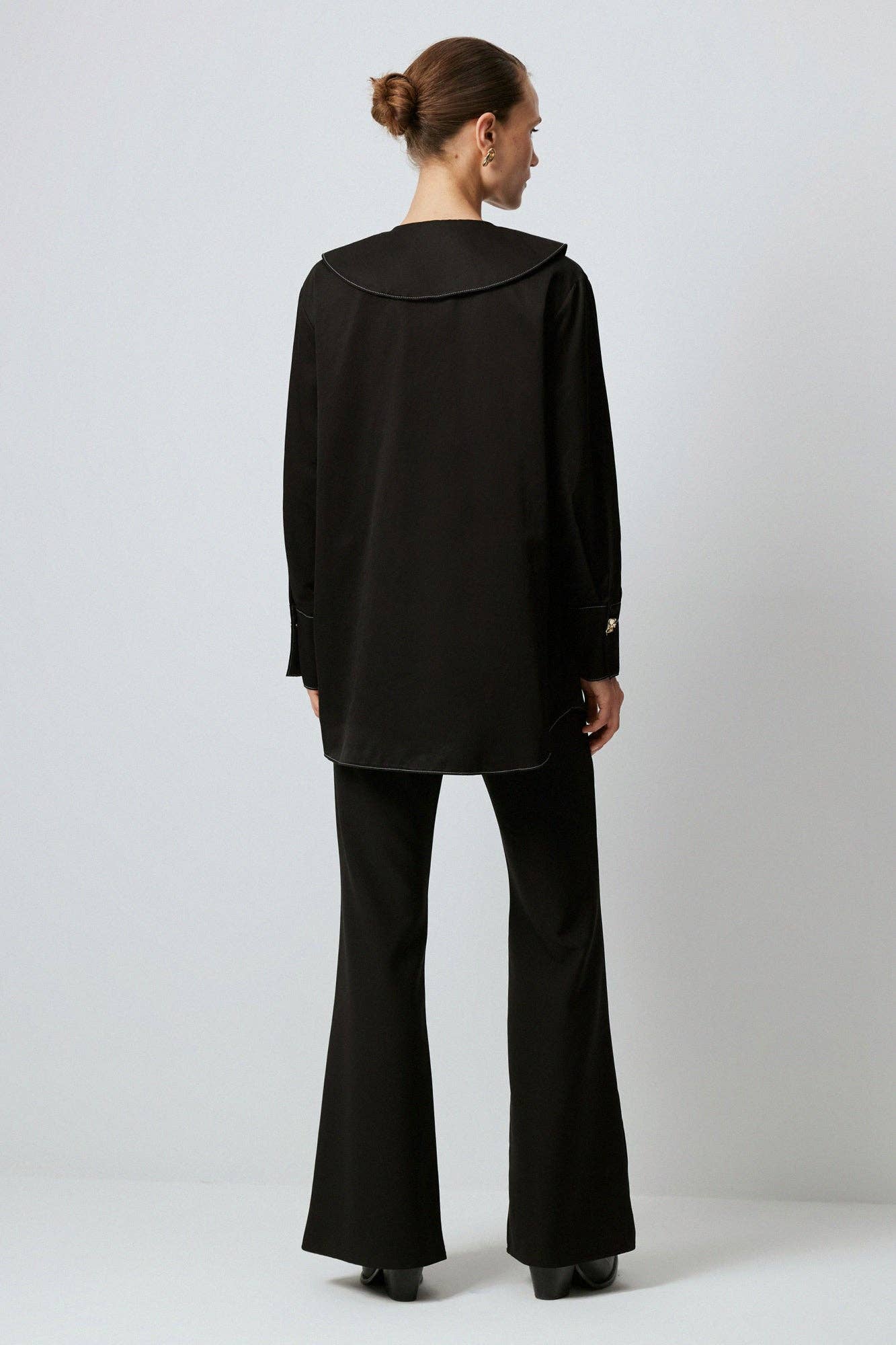 Camicia oversize con cuciture a contrasto e maxi tasche