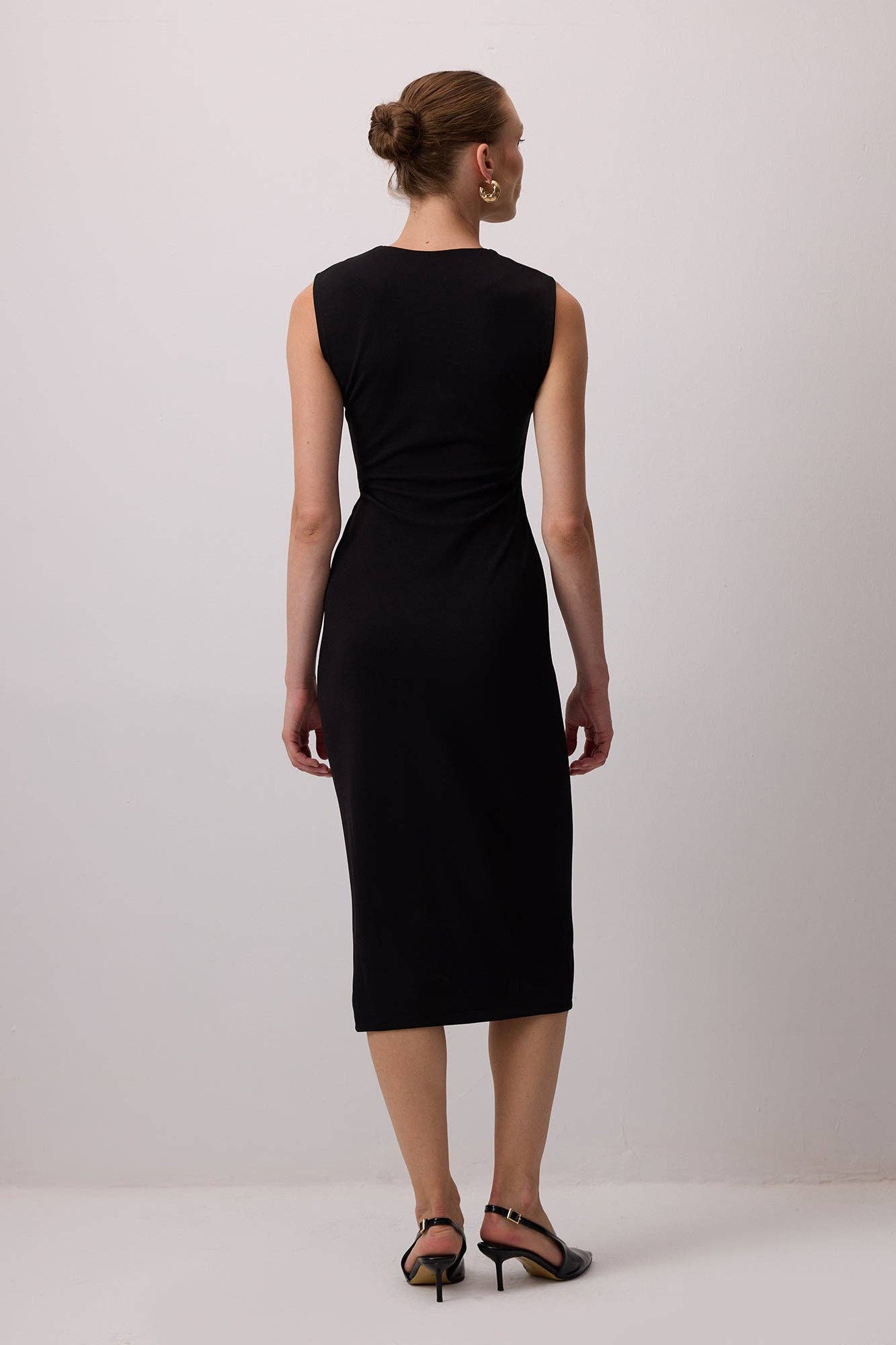 Abito dritto midi nero con accessori in pelle