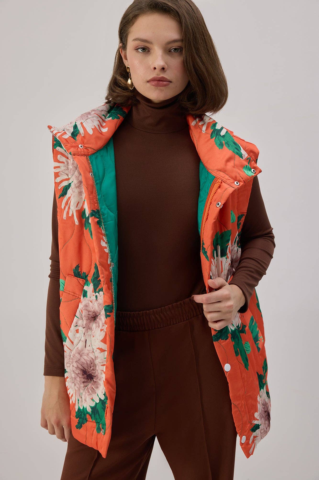 Gilet imbottito con cappuccio floreale arancione