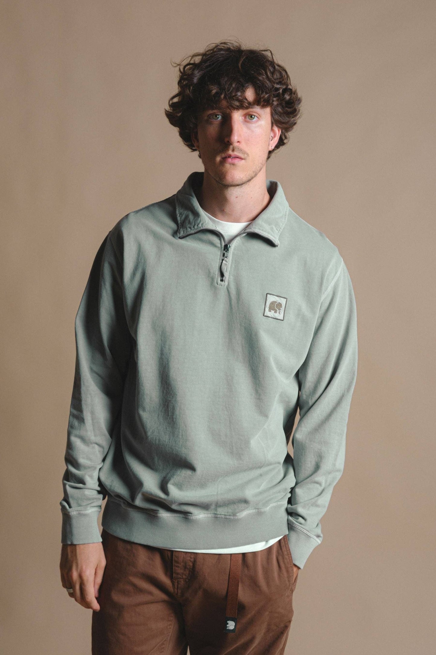 Maglione uomo con zip a un quarto tinto a pigmento verde salvia