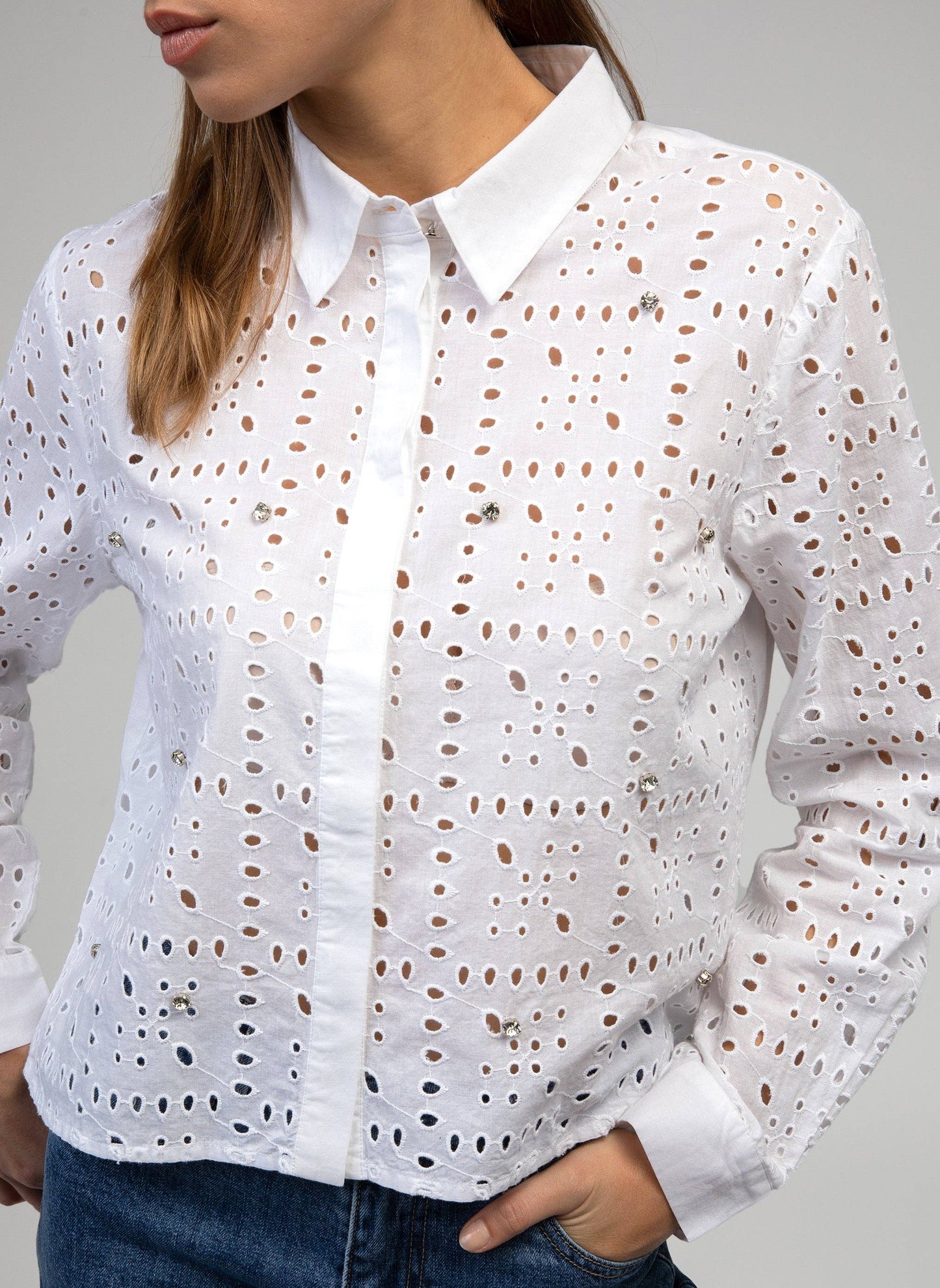 Camicia bianca in voile di cotone traforato