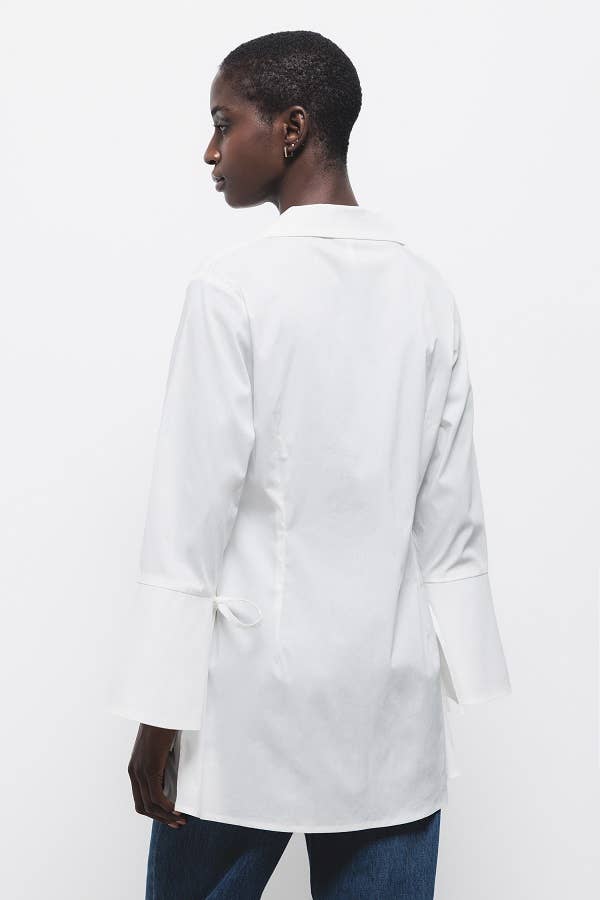 Camicia bianca con fiocchi ai polsini