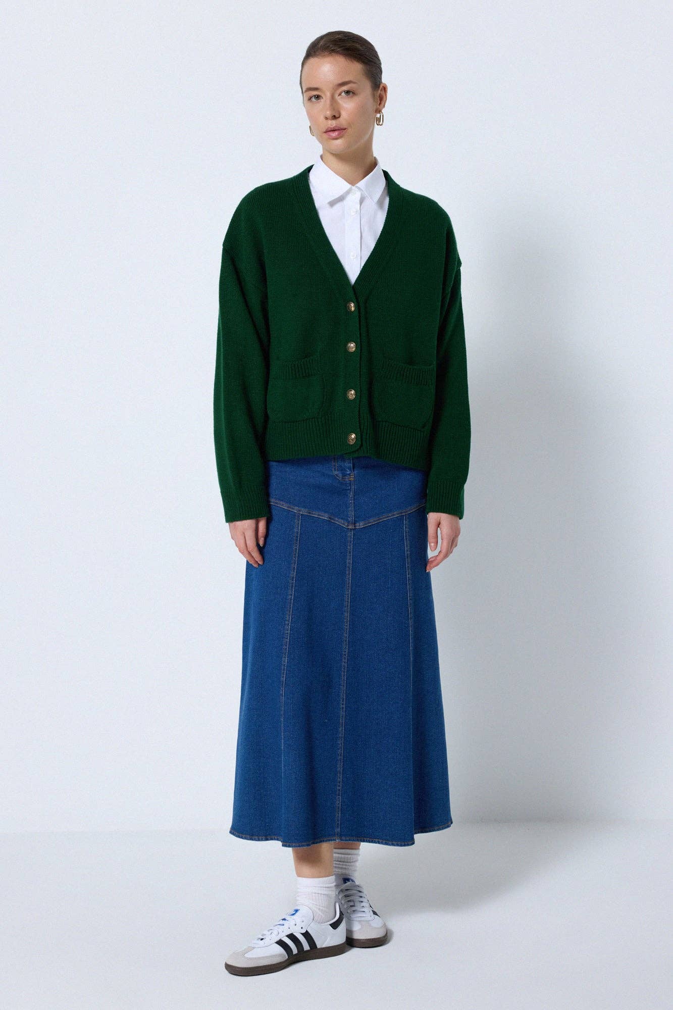 Cardigan in maglia verde con tasche e bottoni