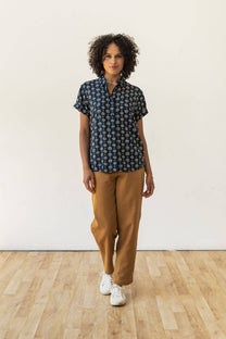 Camicia Bea a maniche corte con fantasia blu notte