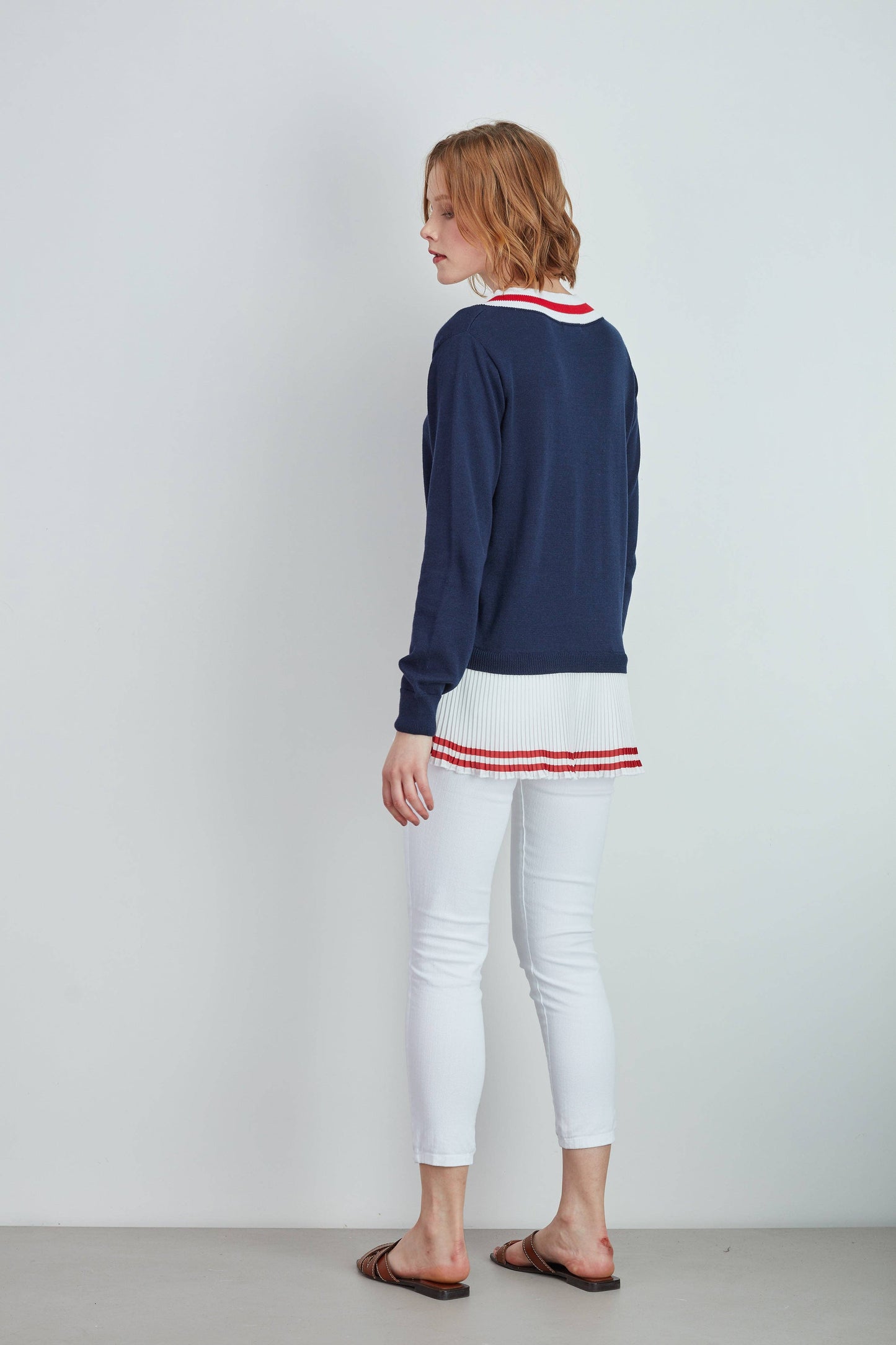 Maglione blu con scollo a V e bordo plissé