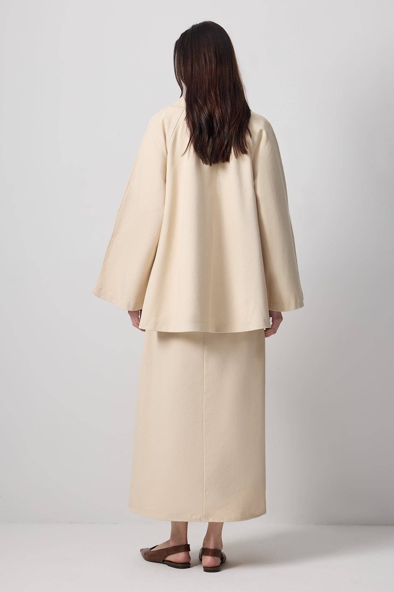 Trench corto in gabardine di cotone con maniche svasate