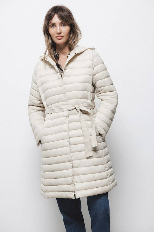 Cappotto imbottito lungo con cappuccio e cintura