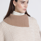 Mantella in maglia bicolor con collo alto