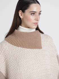 Mantella in maglia bicolor con collo alto
