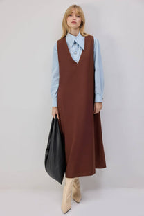 Abito pinafore lungo marrone con scollo a V