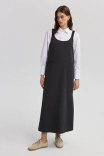 Abito salopette nero con spalline strutturate